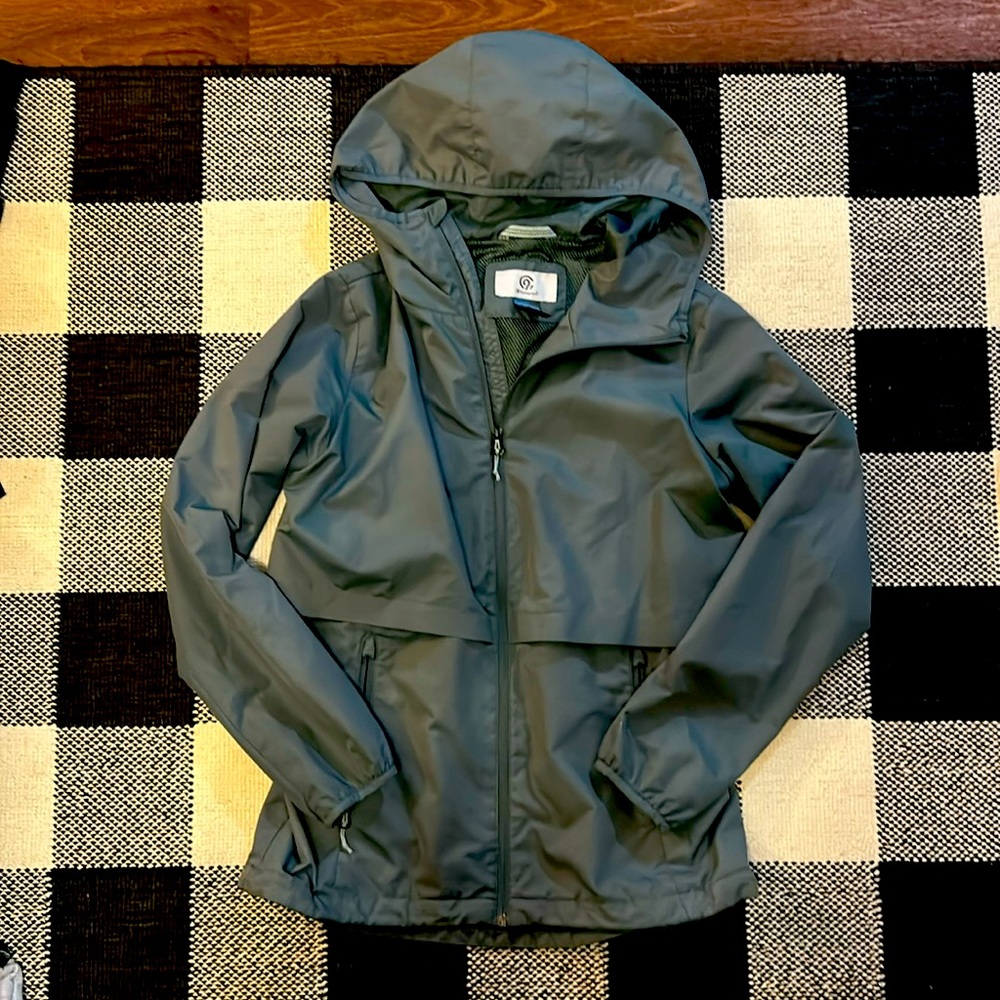 NWOT Champion green wind jacket. Size xs. Trendy and in excellent condition.